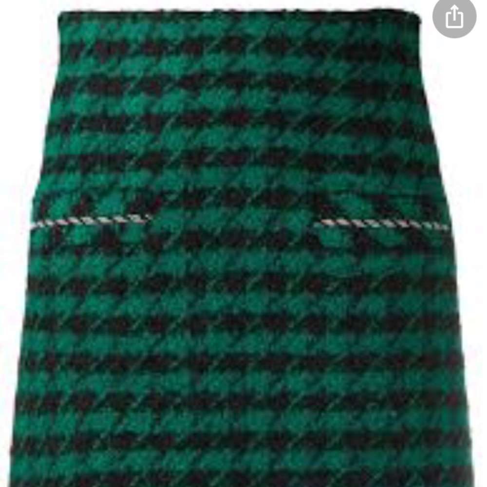 New sandro skirt T2 which is a usa 4-6. Never worn